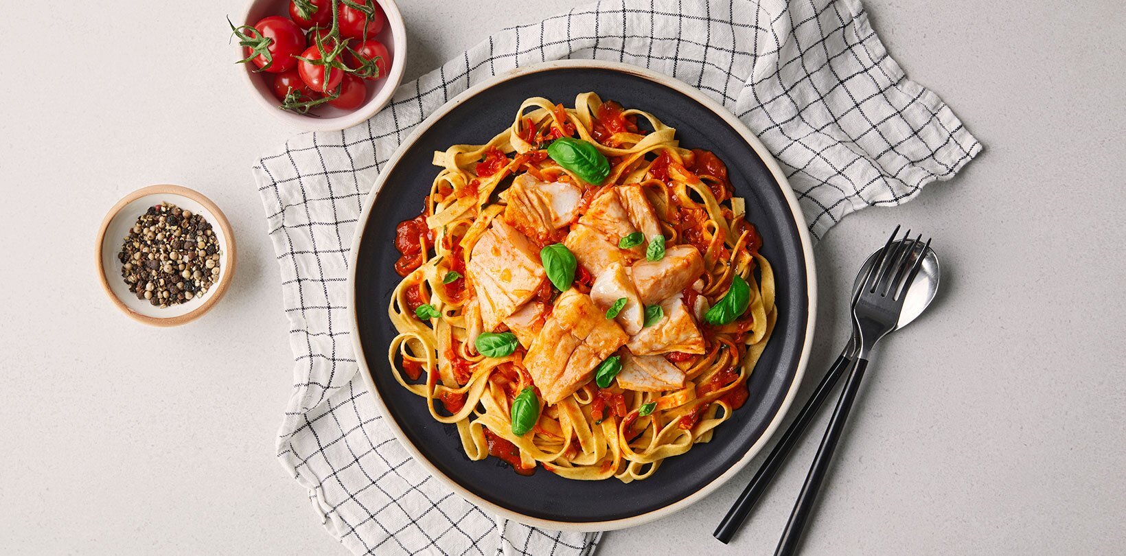 Pasta med sei, tomat og basilikum