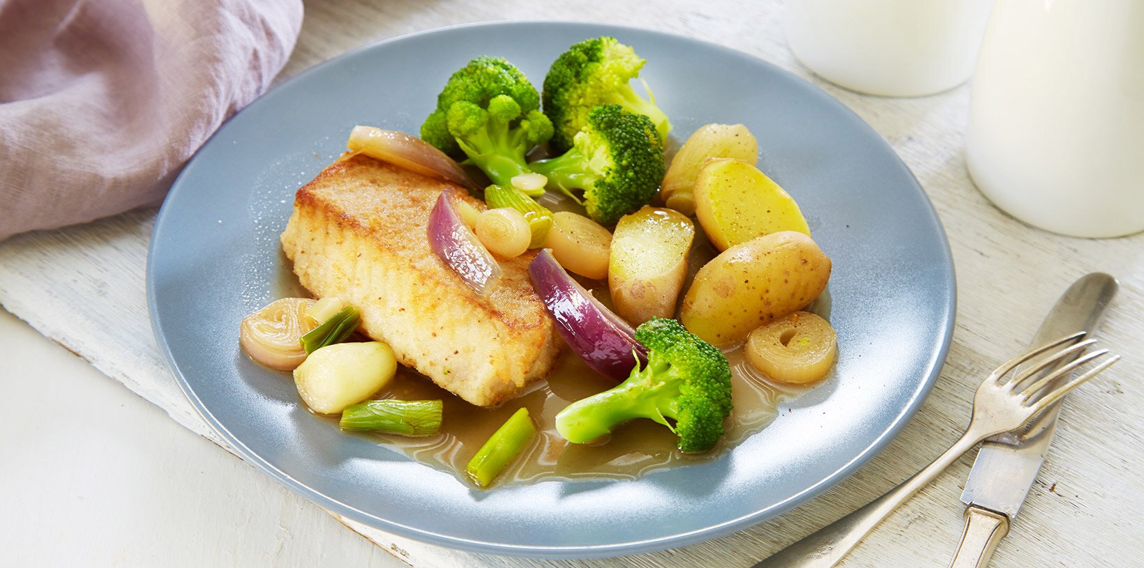 Panert sei med tre sorter løk