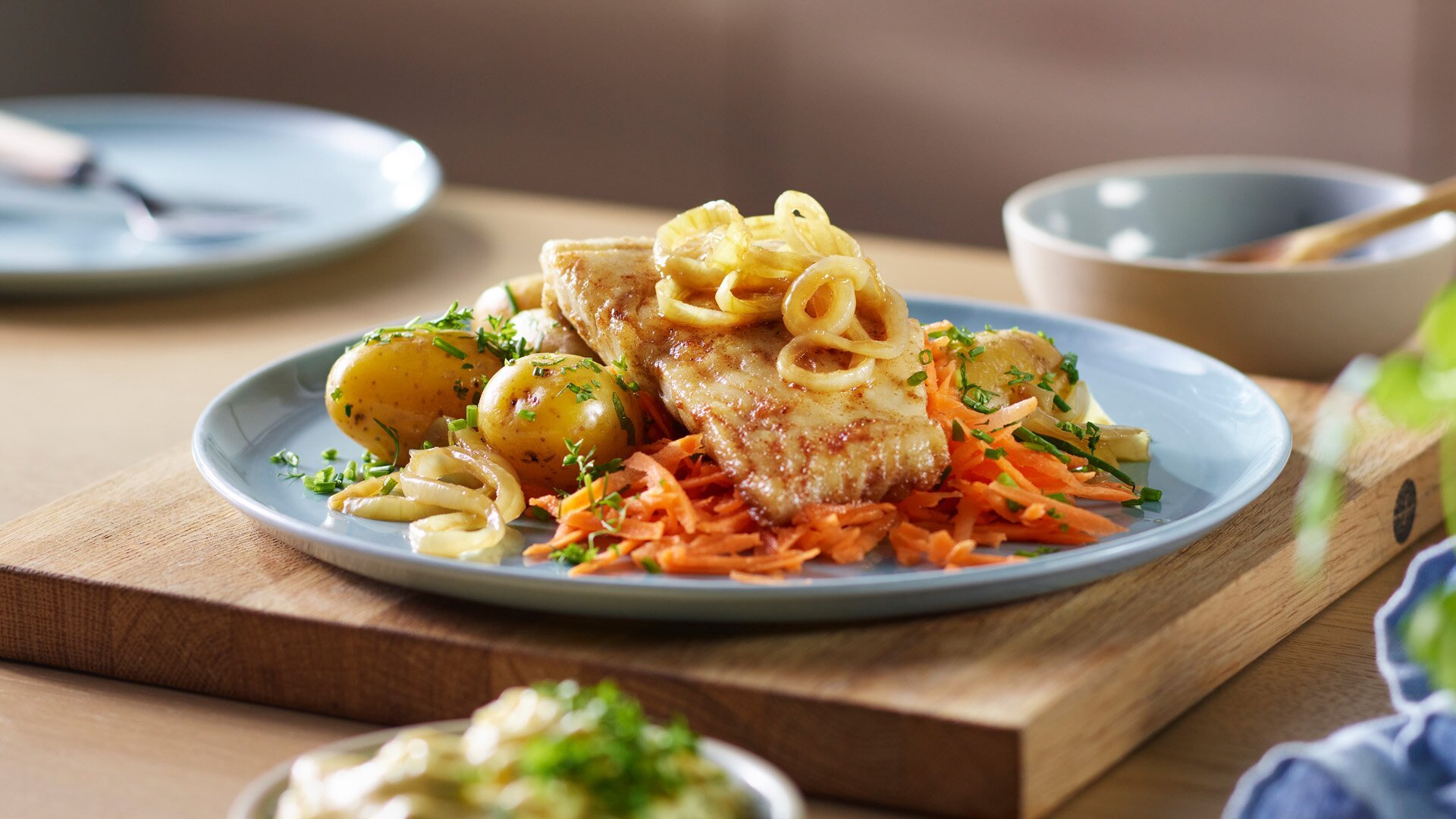 Seibiff med løk og remulade