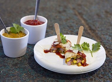 Sild med maissalsa og currysaus