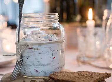 Sild med pepperrot og rødløk