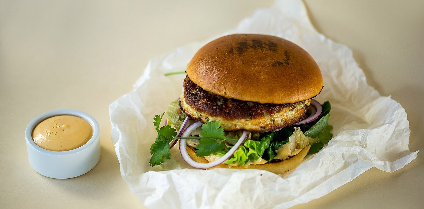 Sildeburger med kimchi og chilimayo