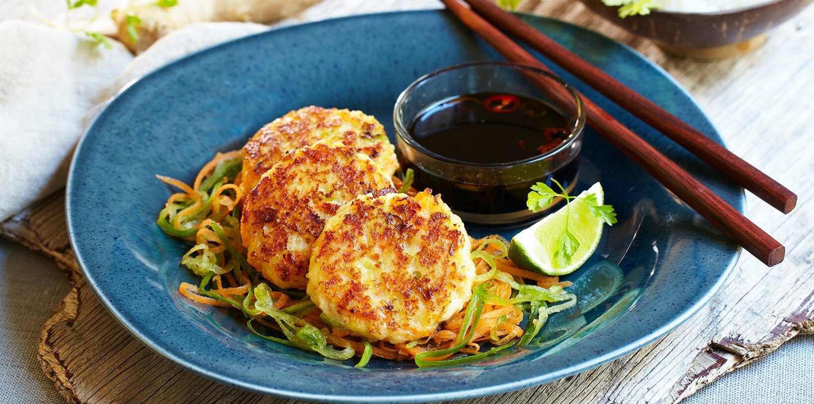 Fiskekaker av steinbit med grønnsaksstrimler