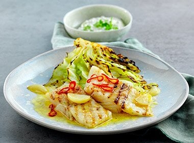 Grillet tørrfisk med sommerkålsalat og friskt hvitløkssmør