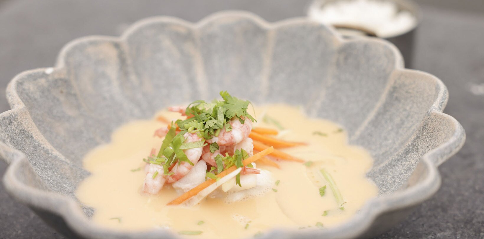 Rød currysuppe med torsk og reker