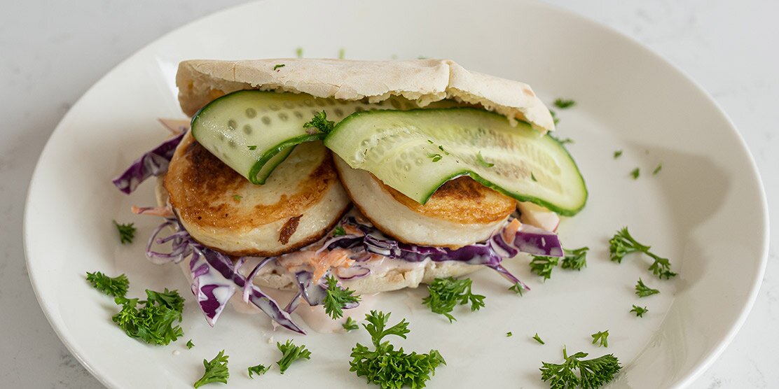 Fiskekaker i pita med rødkålslaw