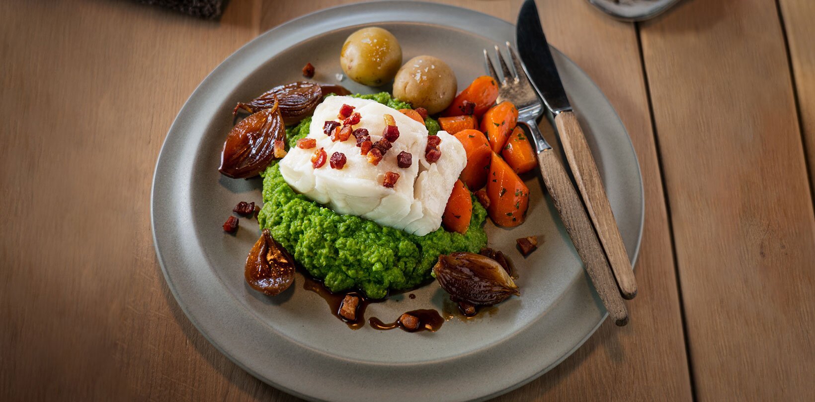 Juletorsk med ertepuré og karamelliserte sjalottløk