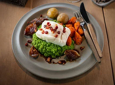 Juletorsk med ertepuré og karamelliserte sjalottløk