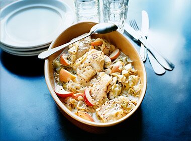 Ovnsbakt torsk med eple og hodekål