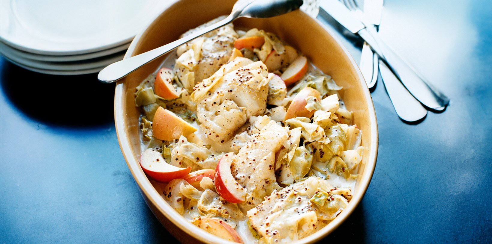 Ovnsbakt torsk med eple og hodekål