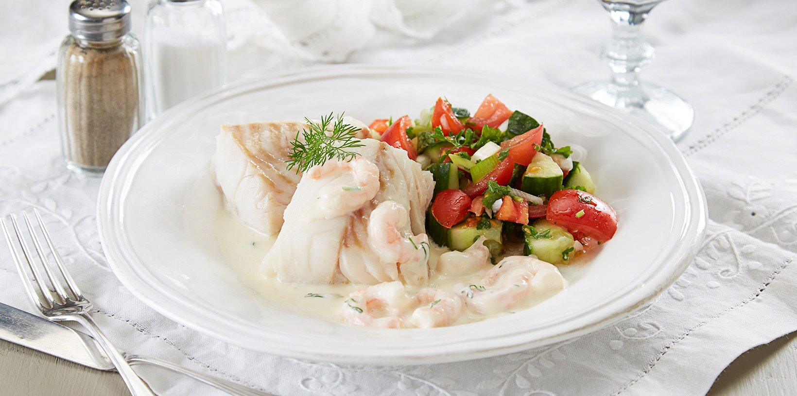 Ovnsbakt torsk med salat og rekesaus