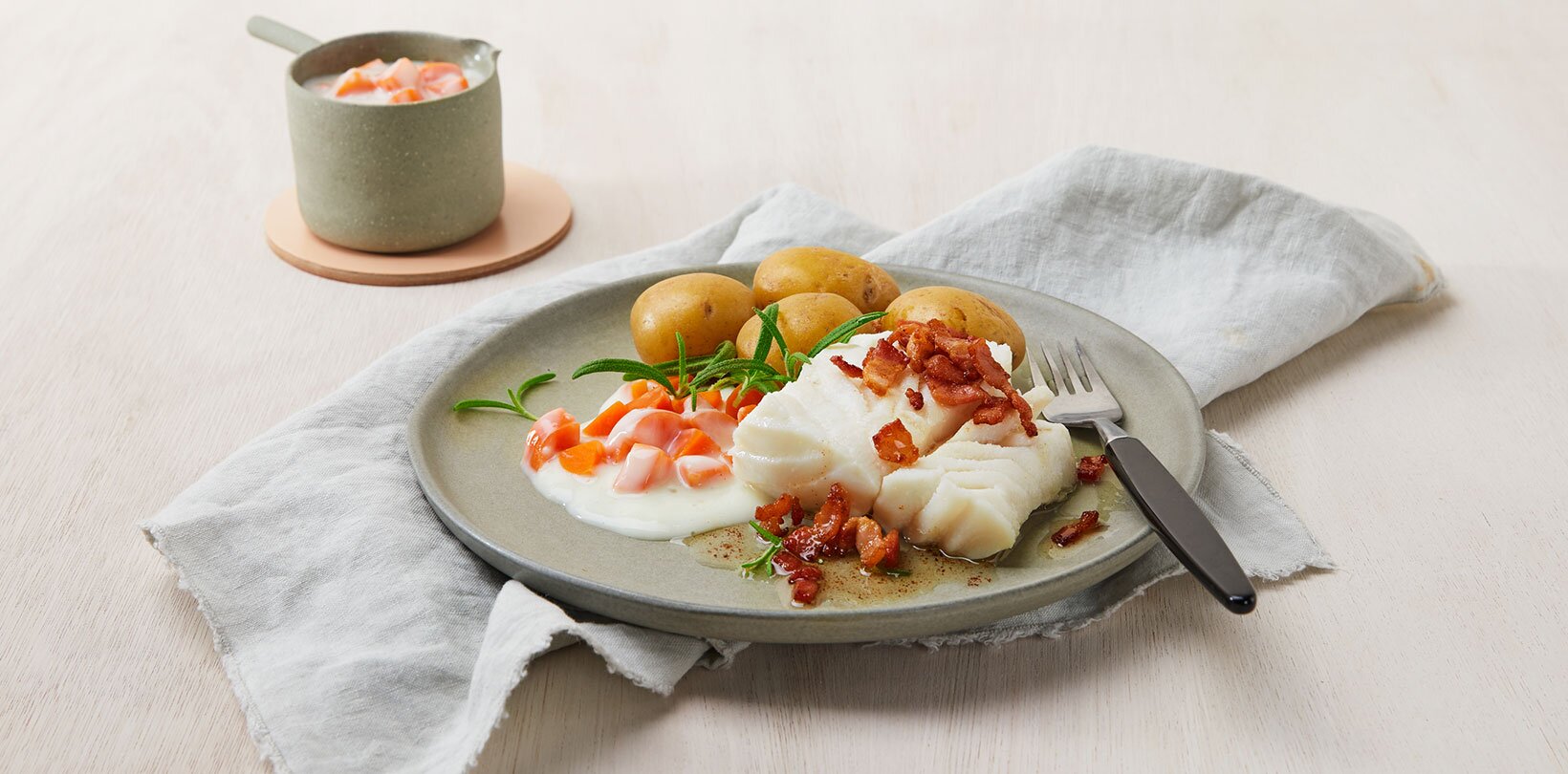 Kokt torsk med gulrotstuing og bacon