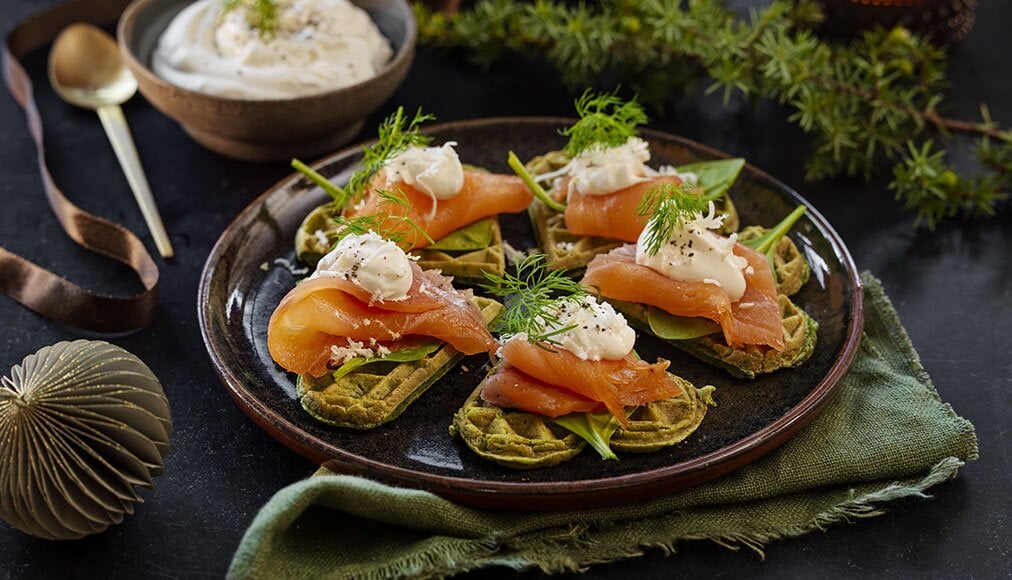 Spinatvafler med røkelaks og pepperrotrømme