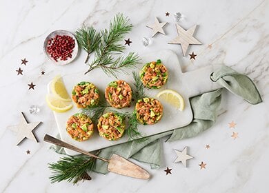Røkt laks tartar med avokado og rosépepper