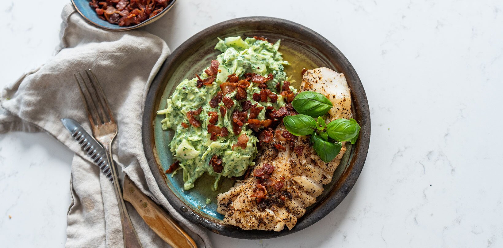 Emilies stekte skrei med bacon og rå grønnsakssalat