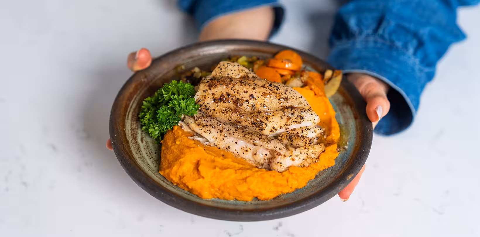 Emilies oppskrift på skrei med søtpotetmos og honningglaserte grønnsaker