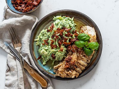 Emilies stekte skrei med bacon og rå grønnsakssalat