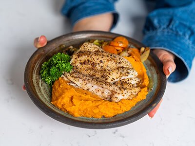 Emilies oppskrift på skrei med søtpotetmos og honningglaserte grønnsaker