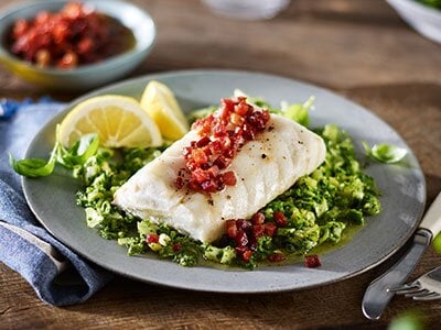 Stekt skrei med bacon og green goddess salat