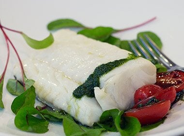 Trøffelmarinert skrei med tomatsalat og urteolje