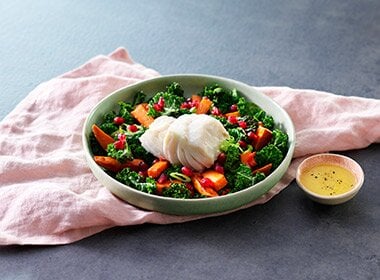 Trukket skrei på seng av søtpotet og grønnkål