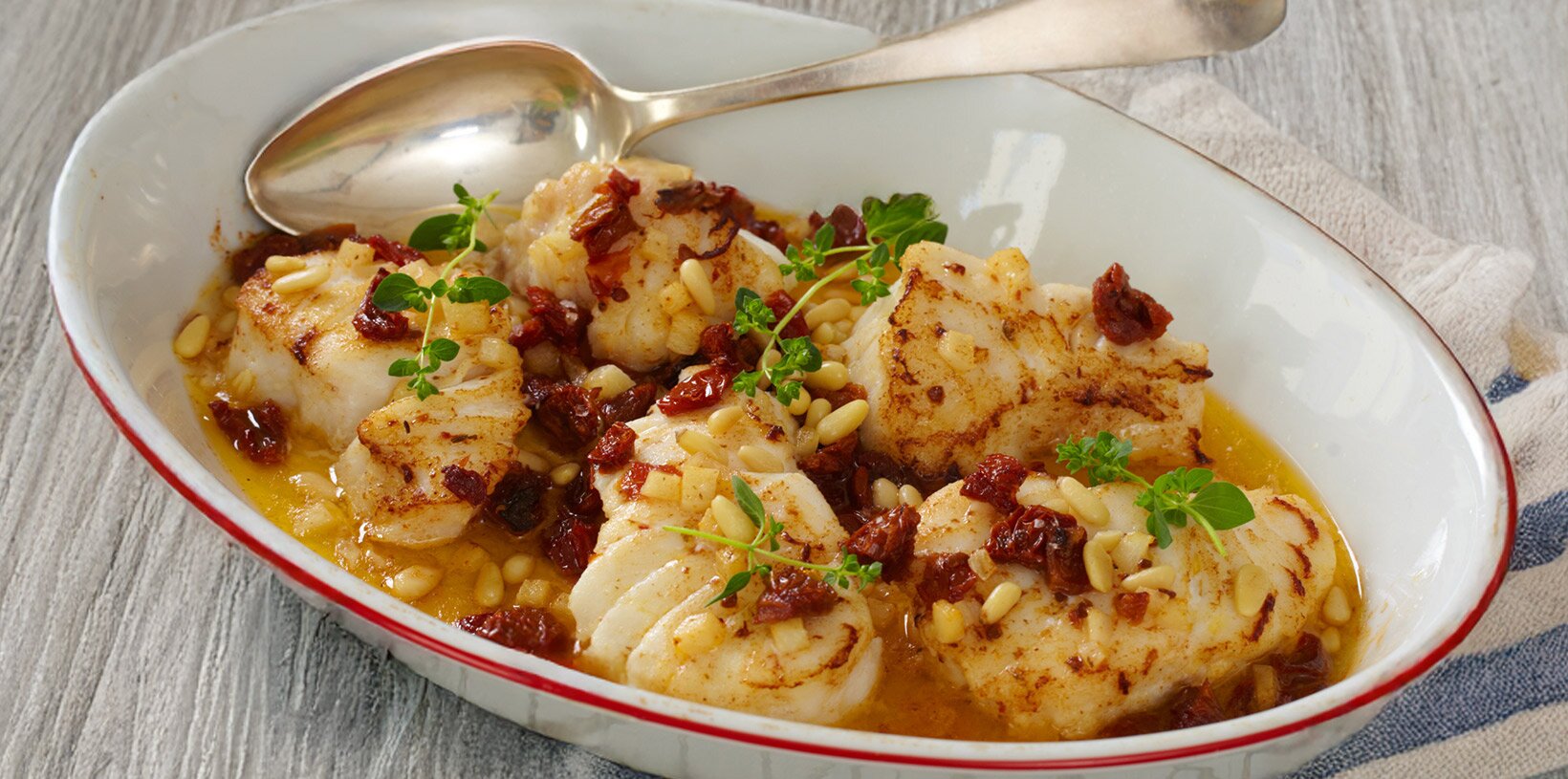 Ovnsbakt skrei med hvitløk, soltørkede tomater og pinjekjerner