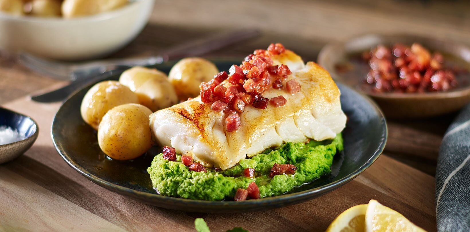 Stekt skrei med ertepuré og bacon