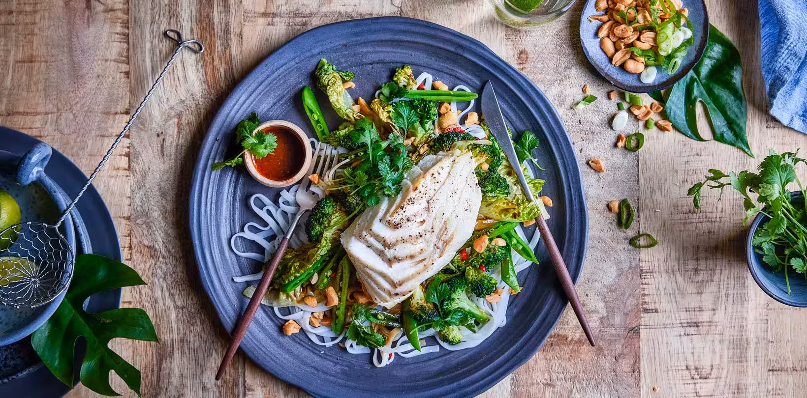 Skrei med asiatiske grønnsaker og peanøtter