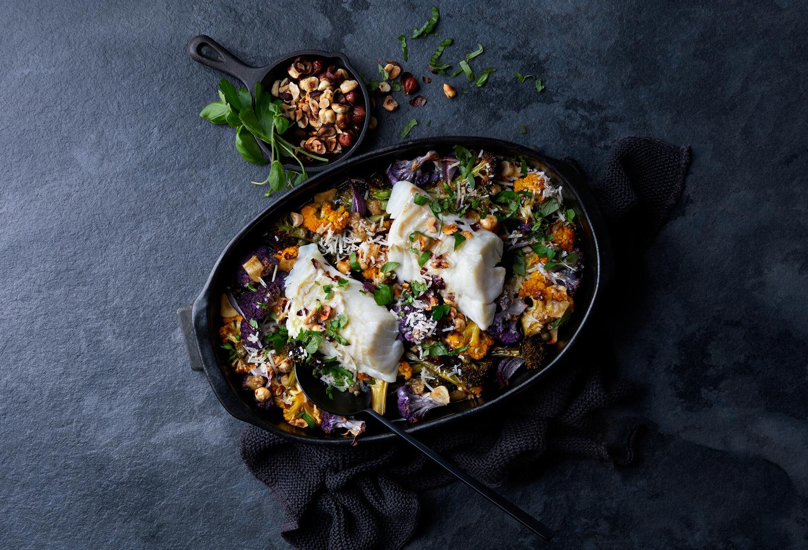 Ovnsbakt skrei med grønnsaker, kapers og brunet smør