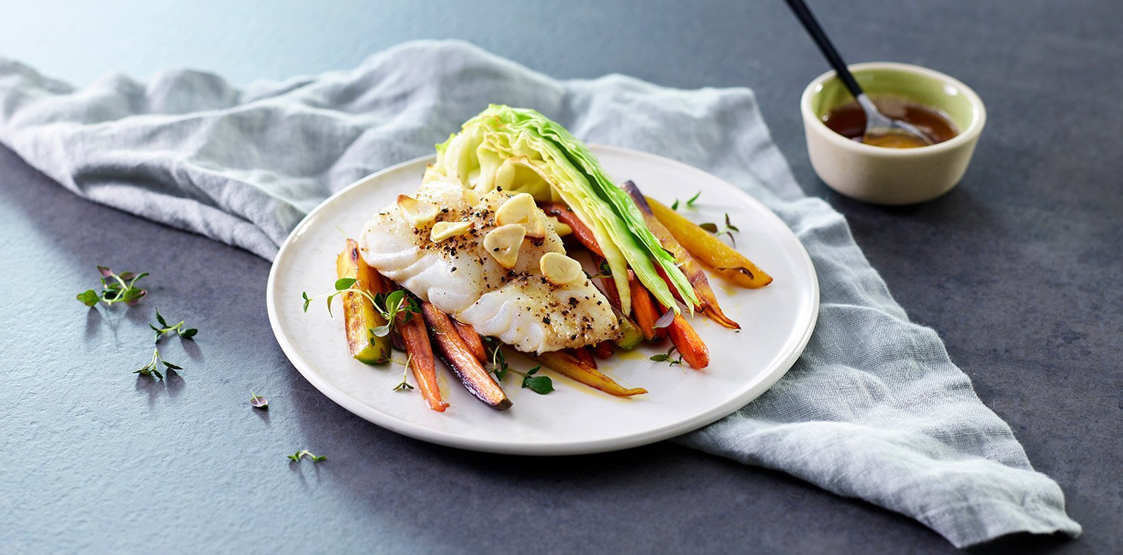 Ovnsbakt skrei med smørsaus og spisskål   