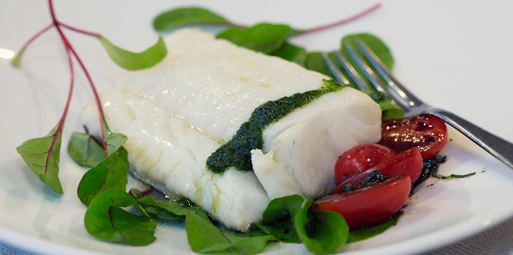 Trøffelmarinert skrei med tomatsalat og urteolje