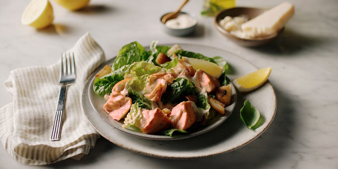 Cæsarsalat med laks