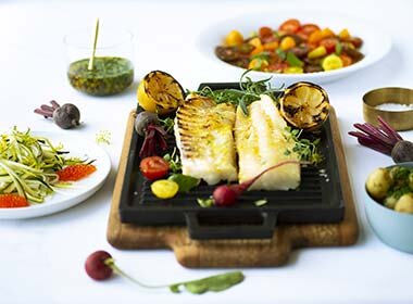 Grillet tørrfisk med tilbehør
