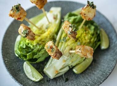 Tørrfisk «pil pil» lollipop med hvitløk og chilidip