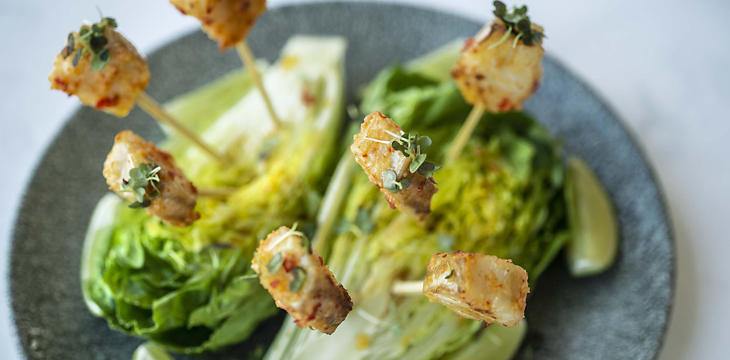 Tørrfisk «pil pil» lollipop med hvitløk og chilidip