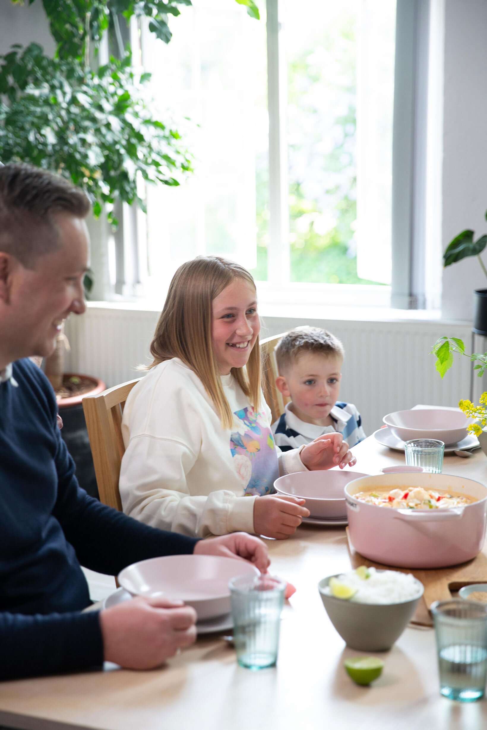 Familie rundt middagsbord