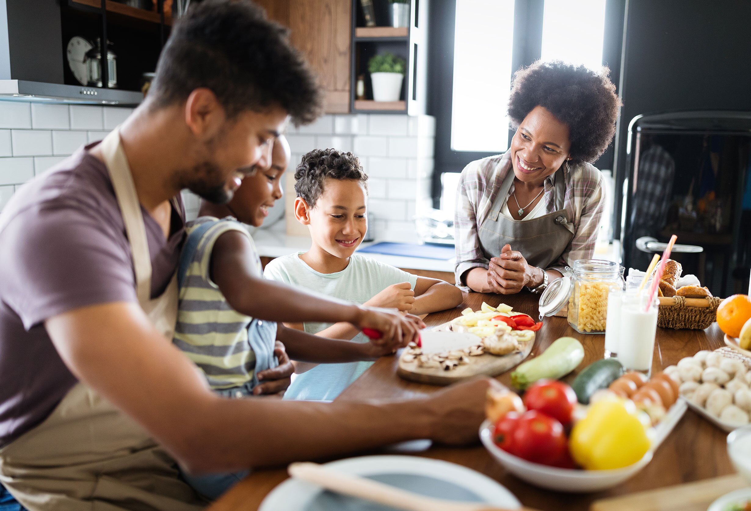 Familie på kjøkken