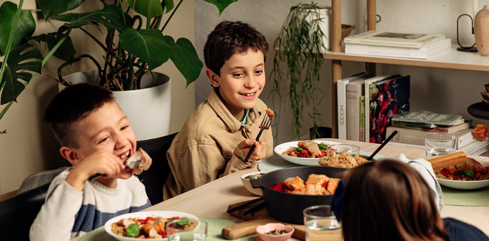 Barn rundt middagsbord