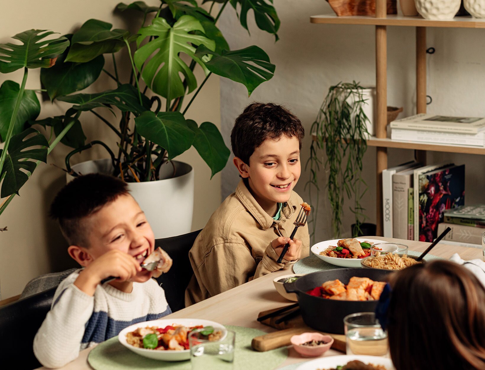 Barn rundt middagsbord