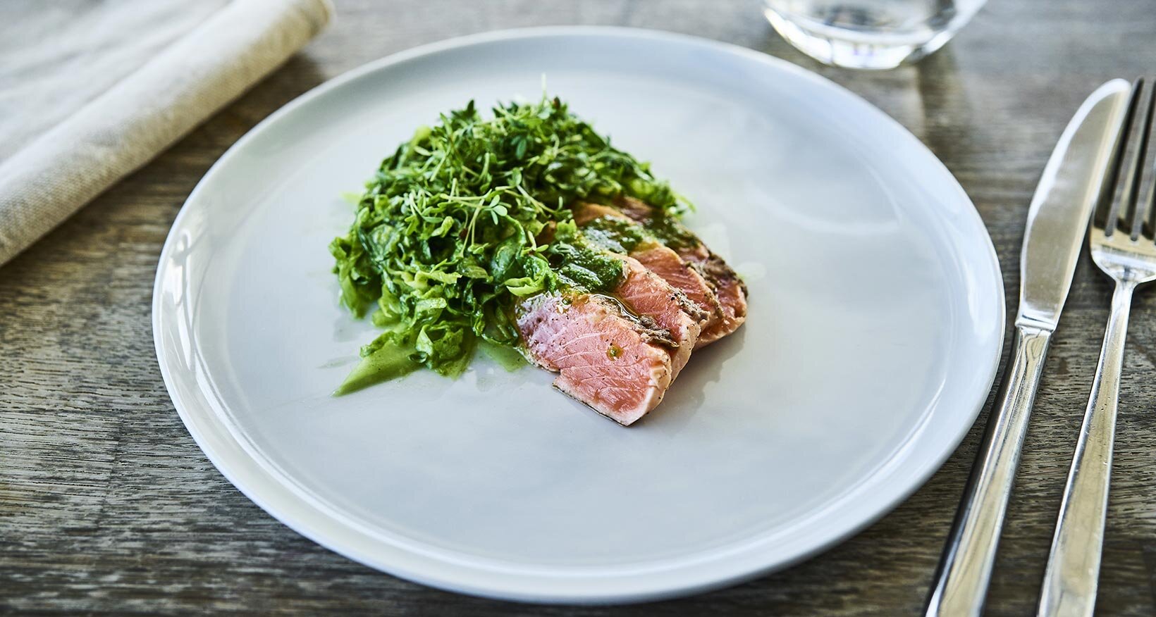 Laksetataki med chimichurri og hjertesalat.Foto: Tom Haga