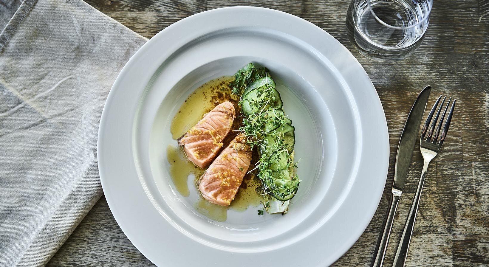 Laks med grillet hjertesalat, stekt blomkål og syltet agurkFoto: Tom Haga