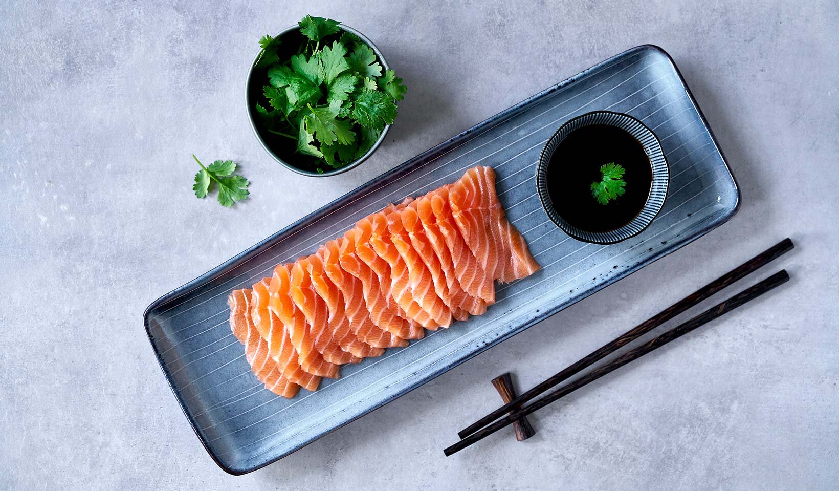 Sashimi med ponzusaus oversiktsbilde oppskjært i strimler med tilbehør