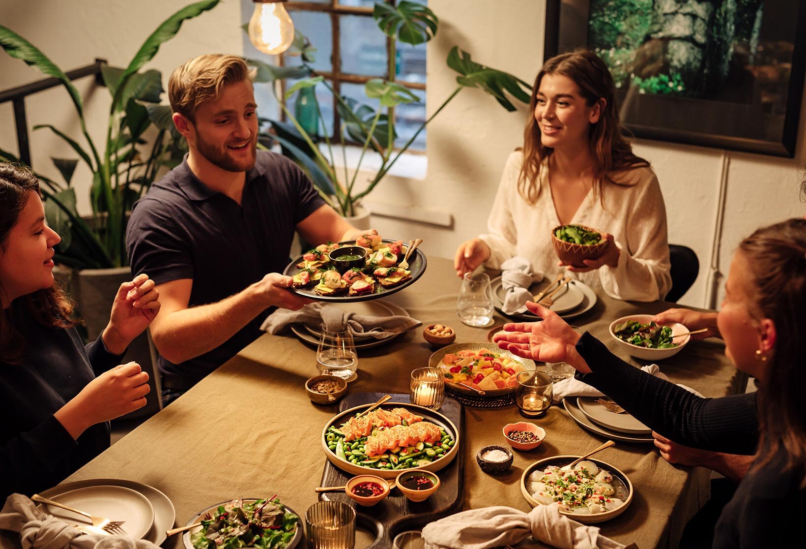 Personer rund tapasbord