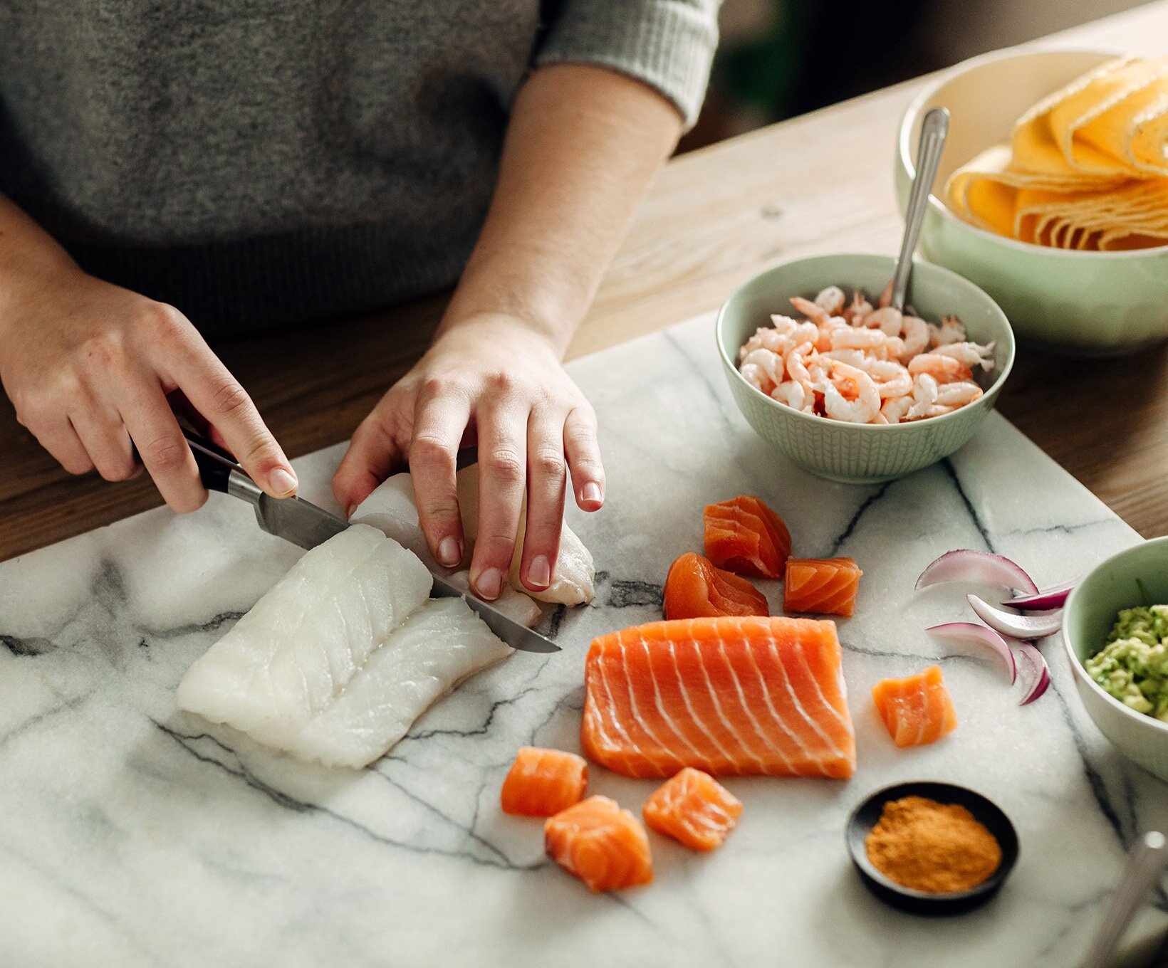 Laks, torsk og reker på skjærefjøl