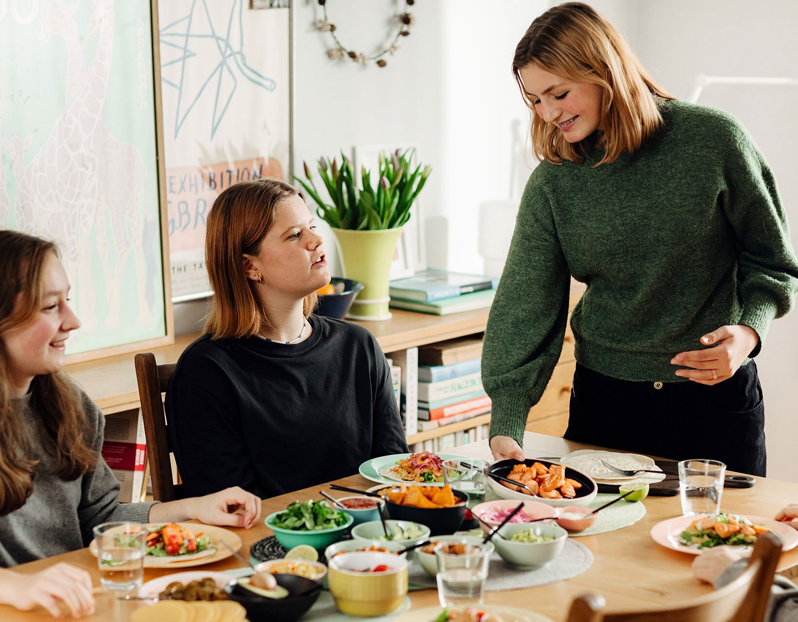 Jentegjeng rundt middagsbordet