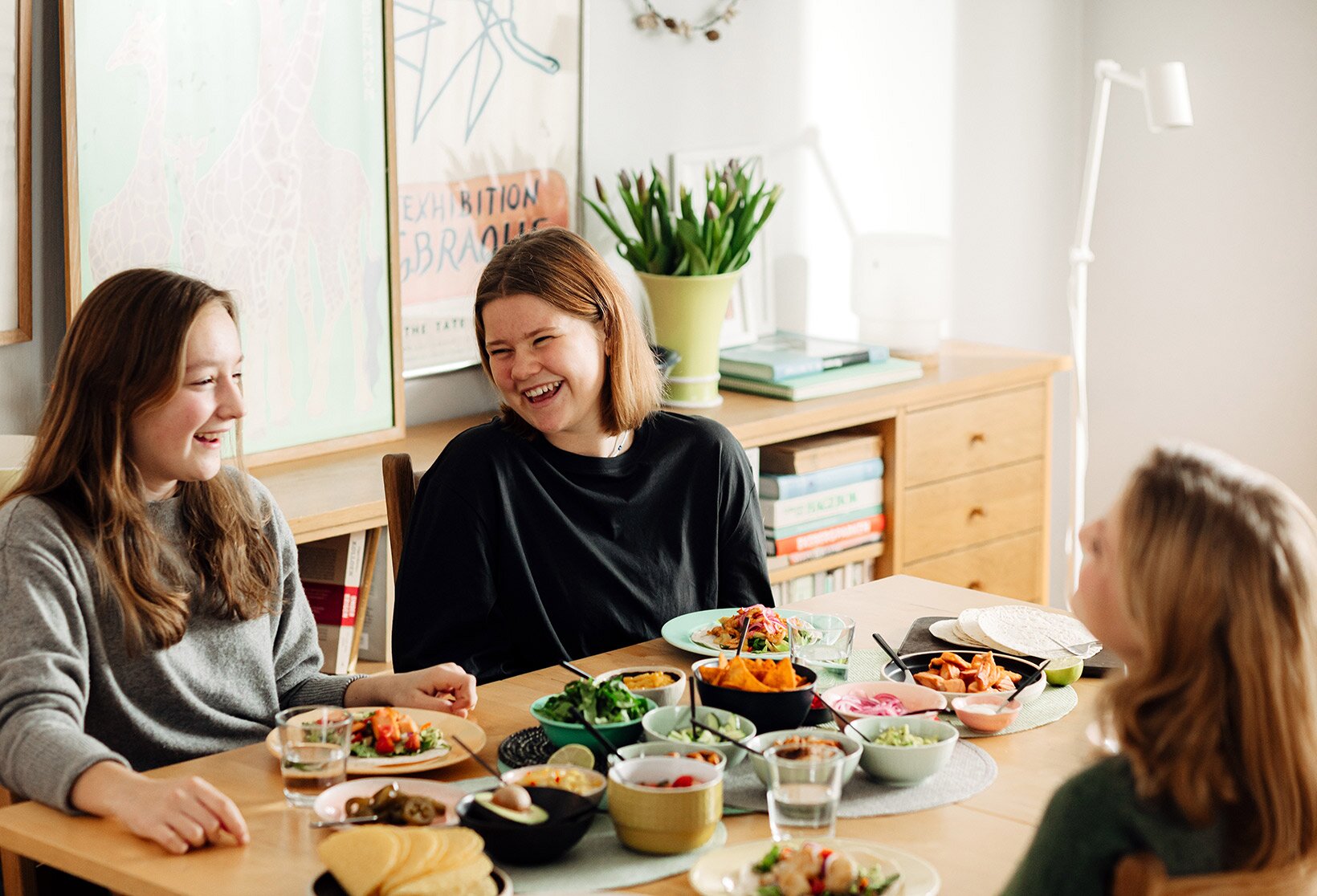 Jentegjeng rundt middagsbordet