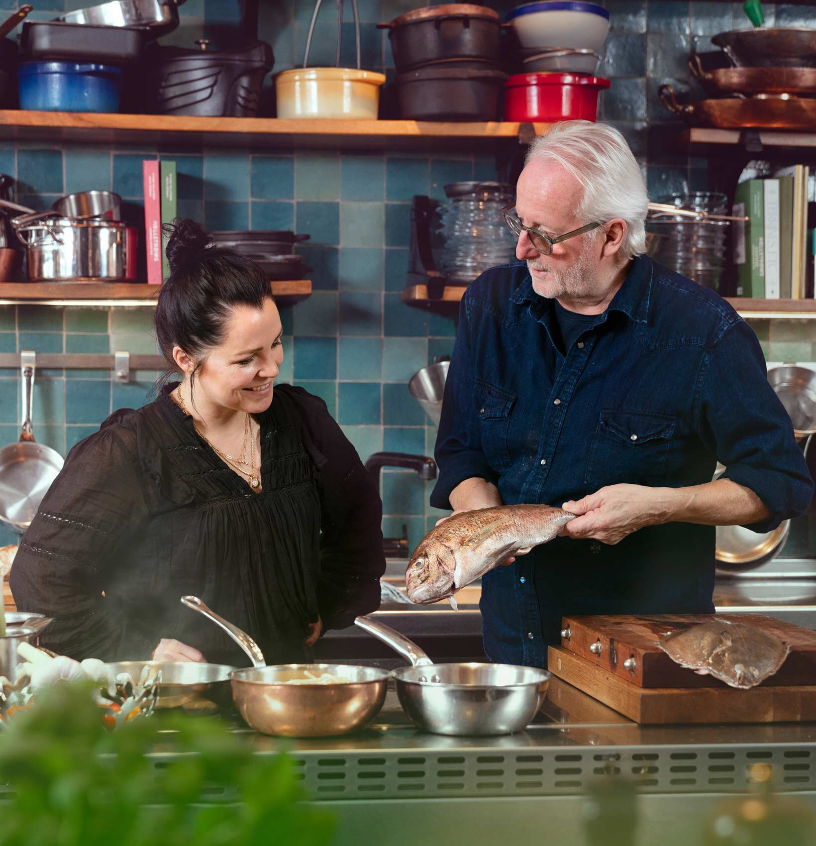 Hellstrøm og Anita på kjøkkenet