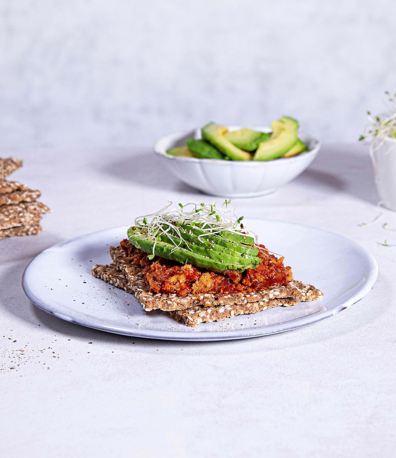 Makrell i tomat på knekkebrød med avokado