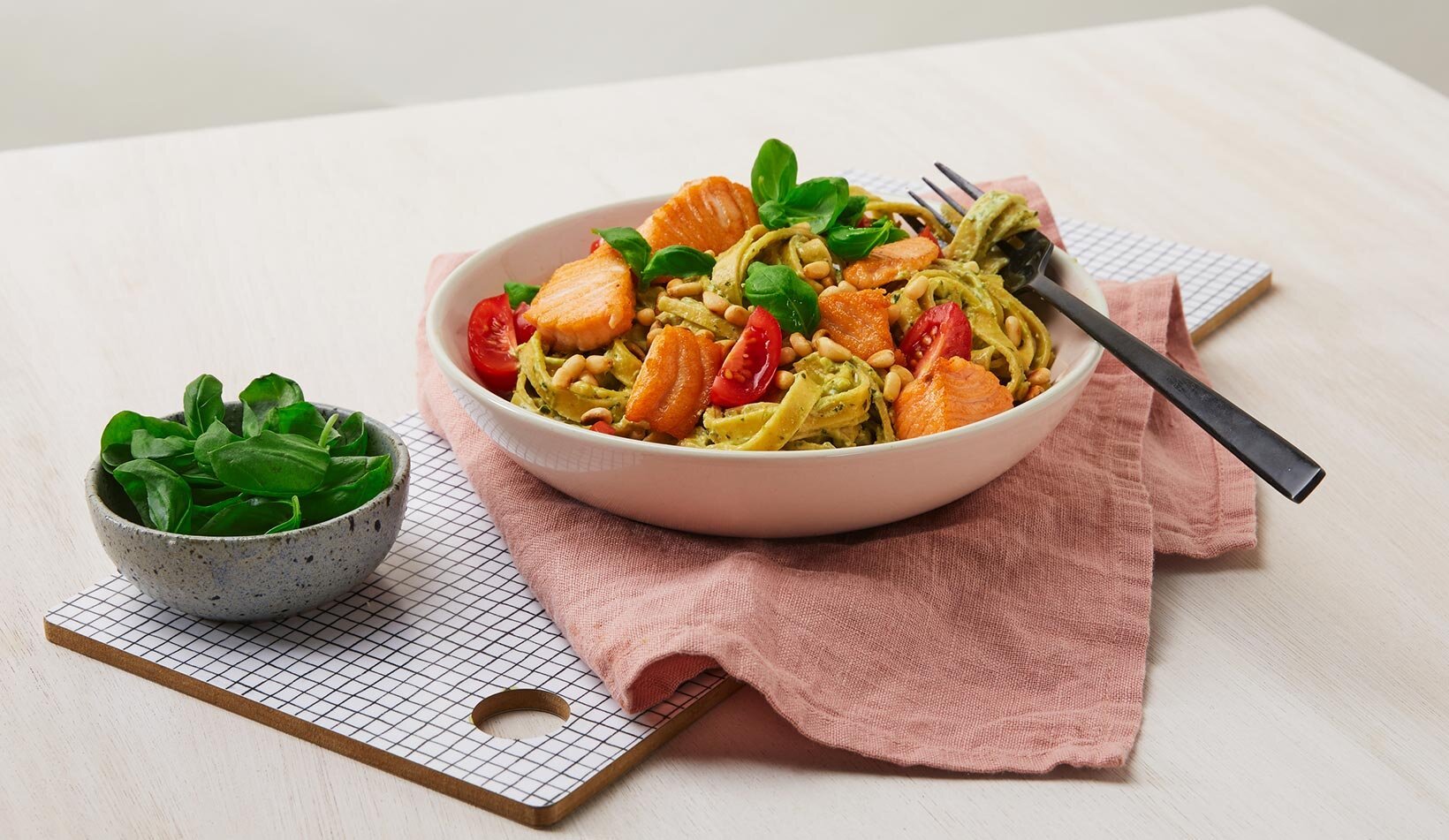 Laks med pasta og pesto