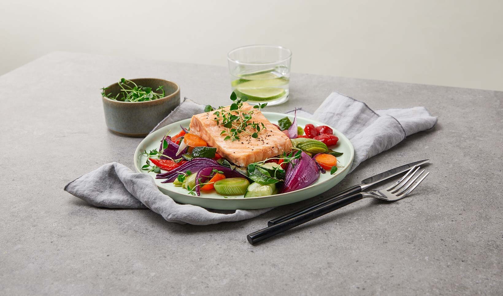 Ovnsbakt laks med grønnsaker